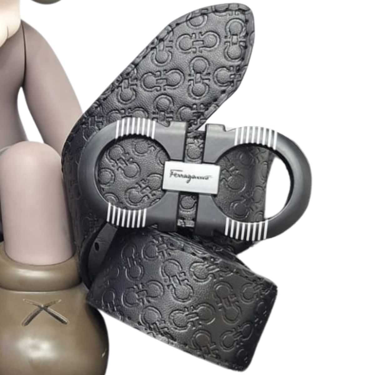 Comprar Correa Salvatore Ferragamo – Elegancia y Calidad en Cada Detalle Si estás buscando comprar correa Salvatore Ferragamo, has llegado al lugar correcto. En Onlineshoppingcenterg, ofrecemos cinturones Ferragamo hombre de la más alta calidad, con diseños exclusivos.  Correa Salvatore Ferragamo Los cinturones Ferragamo son sinónimo de lujo, elegancia y durabilidad. Cada pieza está fabricada con cuero italiano de primera calidad y detalles icónicos como el gancho Gancini, símbolo de la marca.  Si buscas comprar correa Salvatore Ferragamo de buena calidad, en Onlineshoppingcenterg tenemos los mejores modelos al mejor correa Ferragamo precio.